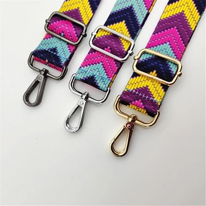 Détail de bandoulières réglables à motifs avec crochets en métal or, argent et noir