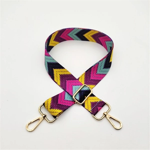 Bandoulière réglable tissée colorée avec ferrures dorées et motif à chevrons pour sacs
