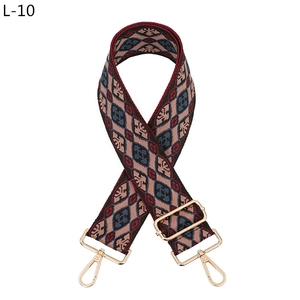 Detail eines verstellbaren Vintage-Webbands mit goldenen Metallkarabinern für Taschen