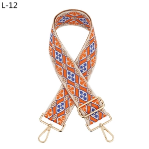 Makroaufnahme des verstellbaren Taschengurt mit orange-blauem Jacquard und goldenen Beschlägen