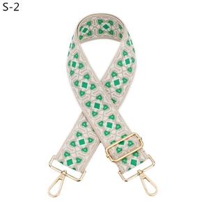Dettaglio di tracolla etnica jacquard con ganci in metallo dorato lucido