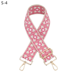 Dettaglio tracolla etnica rosa e bianca con ganci in metallo dorato per borsa