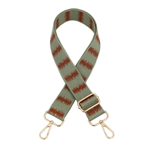Détail de la bandoulière réglable tissée verte et marron avec fermoirs en métal doré