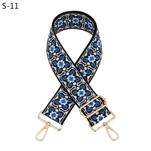 Dettaglio della tracolla larga etnica in jacquard con ganci girevoli in metallo dorato