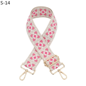Dettaglio tracolla larga in stile etnico con motivo jacquard rosa e ganci dorati