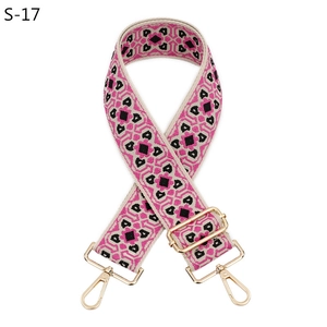 Dettaglio di una tracolla etnica larga con motivi geometrici a rombi rosa e neri