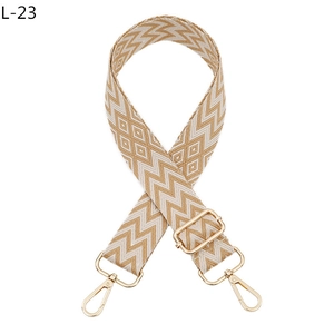 Detail eines verstellbaren Schultergurts in Beige-Braun mit goldenen Metallhaken