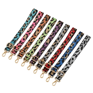 Collection de neuf bandoulières colorées à motif léopard avec boucles métalliques