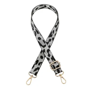 Détail de la bandoulière léopard avec crochets dorés et boucle de réglage ajustable