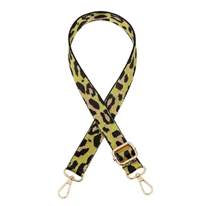 Détail de la bandoulière léopard avec des mousquetons et boucles en métal doré