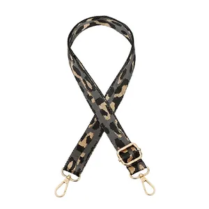 Détail de la bandoulière réglable imprimé léopard avec fermoirs et boucles en métal doré