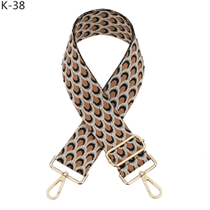 Détail d'une bandoulière en jacquard avec mousquetons et boucles en métal doré