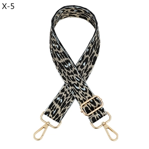 Detail of adjustable leopard print bag strap with high-quality golden metal hooks