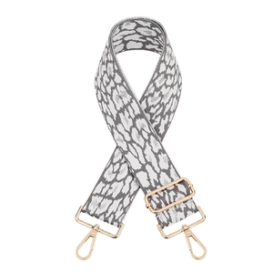 Detail of adjustable leopard print bag strap with high-quality golden metal swivel hooks