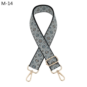 Detailaufnahme des Ersatzgurts mit geometrischem Muster und goldfarbenen Metallhaken