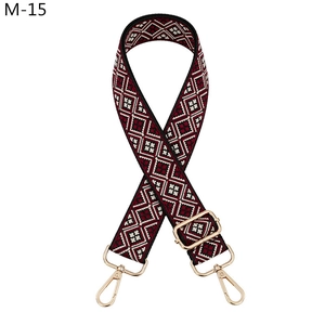 Detailansicht des Ethno-Jacquard-Gurtes mit goldenen Metallhaken und verstellbarer Schnalle