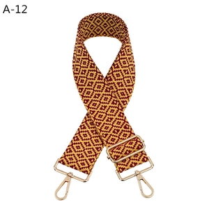 Detailaufnahme des gewebten Taschenriemens mit geometrischem Muster und Goldbeschlägen