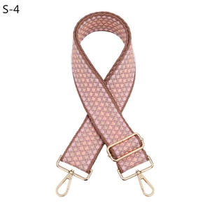 Détail de la bandoulière tissée rose et beige avec mousquetons métalliques dorés