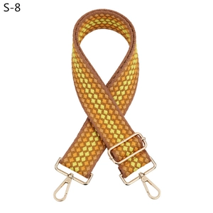 Détail de la bandoulière tissée à damier avec mousquetons métalliques dorés polis