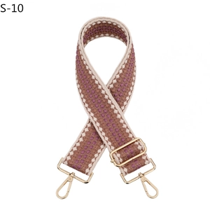 Détail de la bandoulière large en jacquard avec motifs géométriques et boucles dorées