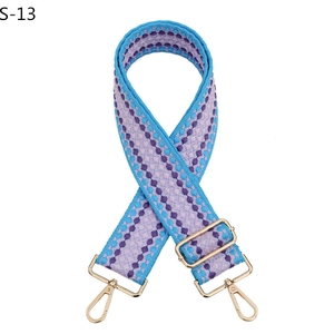 Détail d'une bandoulière réglable en nylon tressé lavande avec boucles dorées