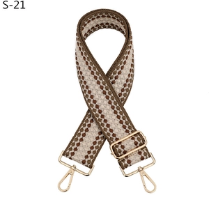 Détail de la bandoulière tissée réglable avec des mousquetons en métal doré clair