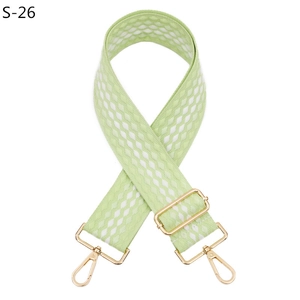 Détail de la bandoulière large tissée réglable avec motifs de losanges verts et blancs