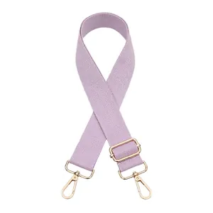 Dettaglio tracolla regolabile in tessuto viola chiaro con ganci in metallo oro rosa n. 4
