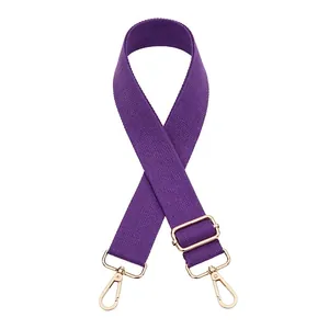 Dettaglio tracolla intrecciata viola regolabile con ganci in metallo dorato per borse