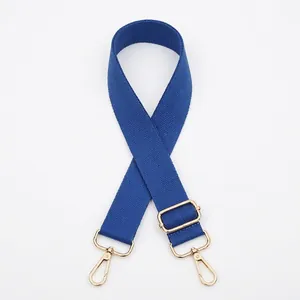 Dettaglio della tracolla in nylon blu con fibbie regolabili in metallo dorato chiaro