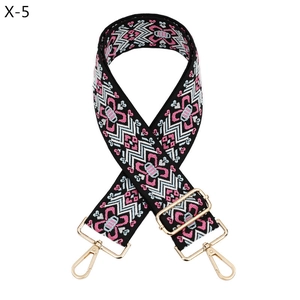 Detail eines gewebten Taschengurts mit rosa geometrischem Muster und Gold-Metallbeschlag