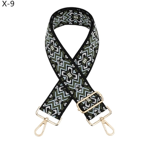 Detailaufnahme des民族风-Webbands mit goldenen Metall-Karabinerverschlüssen für Taschen