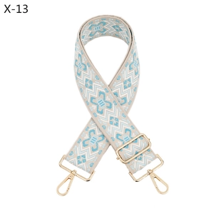 Detail eines böhmischen blau-weißen geometrisch gewebten Taschenriemens mit Goldhaken