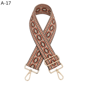 Détail de la bandoulière de sac en jacquard réglable avec motifs géométriques dorés