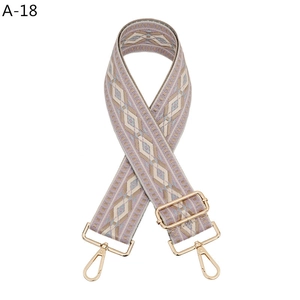 Détail de la bandoulière réglable en jacquard violet avec mousquetons dorés
