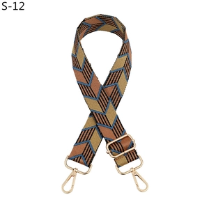 Bandoulière large réglable avec motifs géométriques en V colorés et attaches dorées