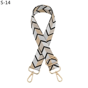 Détail d'une bandoulière ajustable à motif de vagues avec crochets dorés brillants
