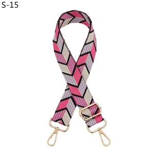 Détail de la bandoulière tissée chevron rose et violette avec mousquetons dorés clairs