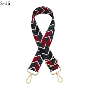 Détail de la bandoulière tissée avec motif à chevrons et mousquetons en métal doré