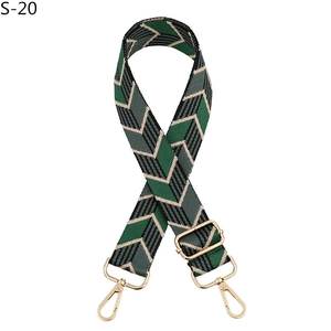 Détail de la bandoulière réglable avec motif chevrons verts et crochets dorés chics