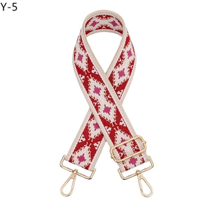 Dettaglio tracolla jacquard etnica con ganci rotanti in metallo dorato lucido