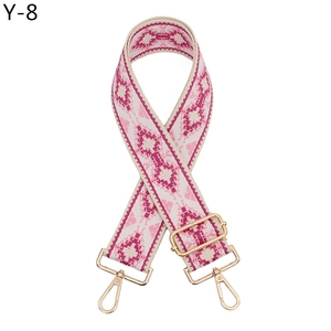 Dettaglio tracolla jacquard rosa geometrica con ganci in metallo dorato