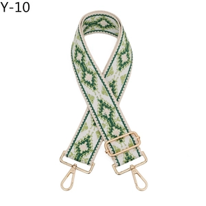 Dettaglio tracolla geometrica in jacquard verde con fibbia dorata regolabile