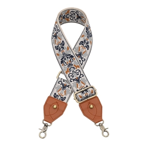 Detail eines verstellbaren Boho-Jacquard-Taschengurts mit Leder und Bronzeteilen