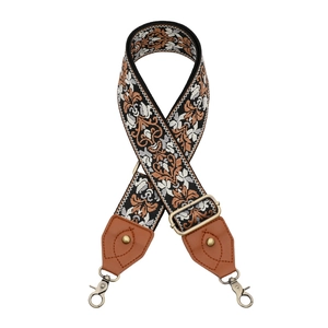Nahaufnahme des bestickten Vintage-Gurtes mit bronzefarbenen Metallhaken und Schnallen