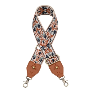 Detailansicht der böhmischen Blumenstickerei am verstellbaren PU-Leder-Schultergurt