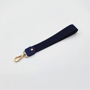 Détail de la dragonne en nylon bleu marine avec fermoir à ressort doré et rivet