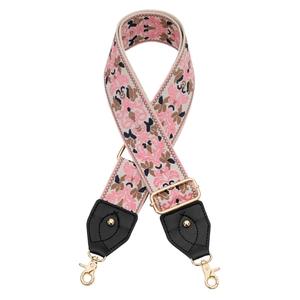 Détail de la bandoulière ethnique à motifs floraux avec crochets dorés et boucle ajustable