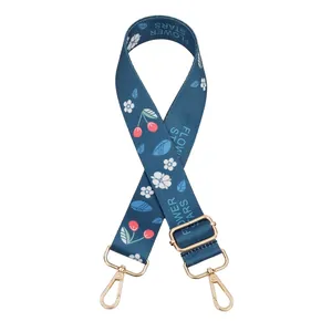 Détail de la bandoulière réglable imprimée de fleurs avec crochets rotatifs en métal doré