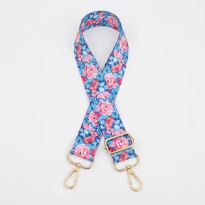 Détail de la bandoulière florale ajustable avec tissu bleu et mousquetons dorés